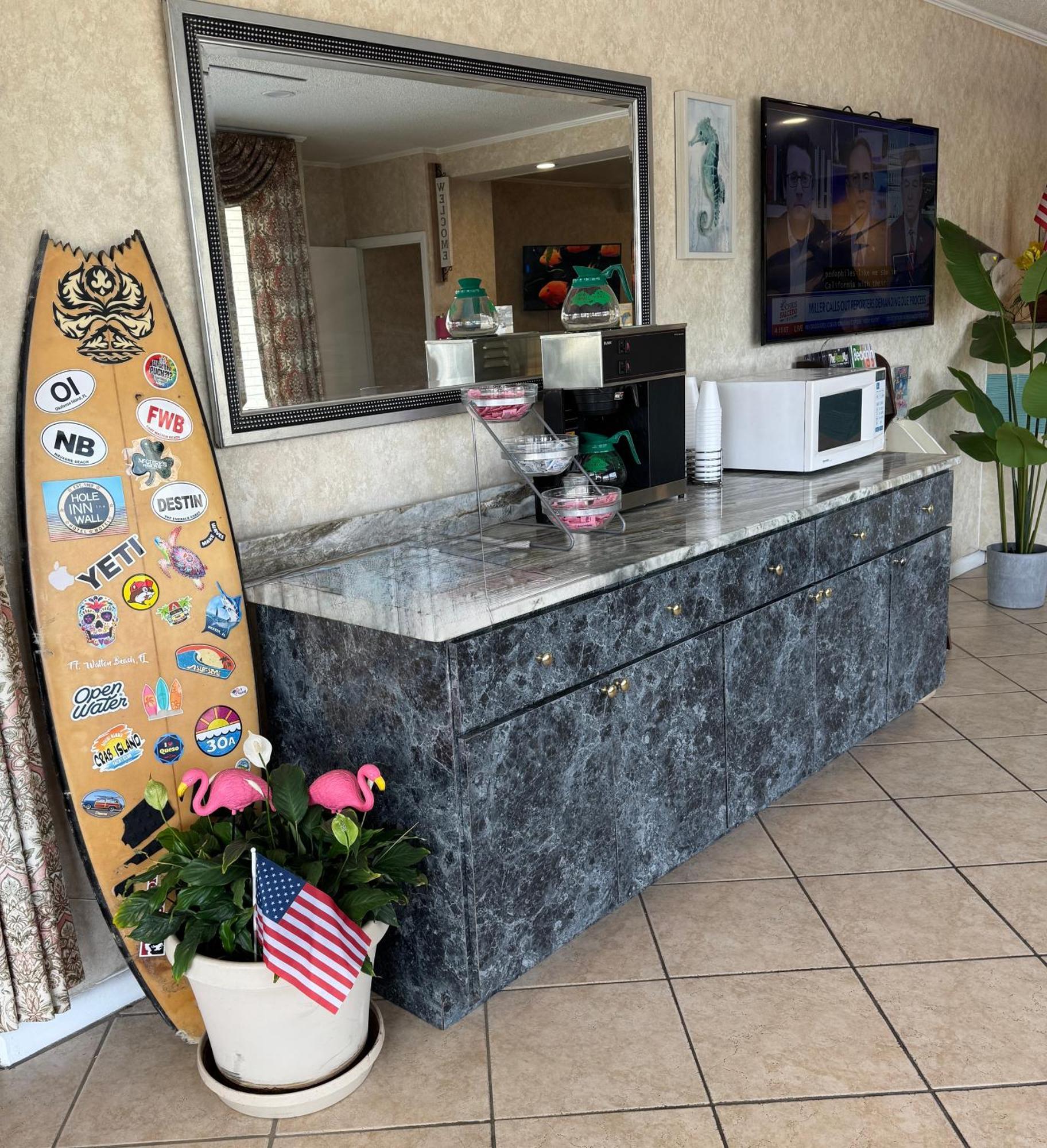 Hole Inn The Wall Hotel - Fort Walton Beach - Sunset Plaza - Nearby Beaches & Hurlburt Bagian luar foto